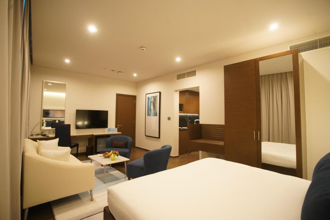 C - Hotel And Suites Доха Екстериор снимка
