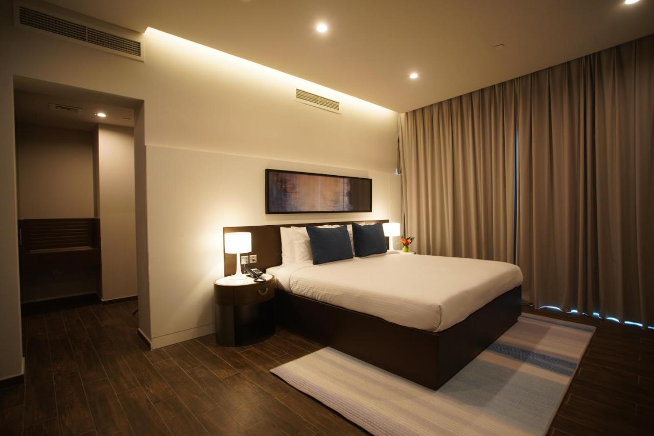 C - Hotel And Suites Доха Екстериор снимка