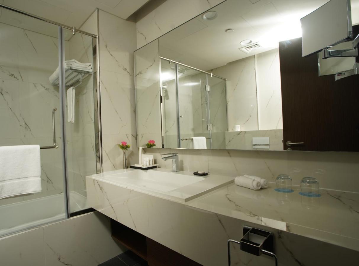 C - Hotel And Suites Доха Екстериор снимка
