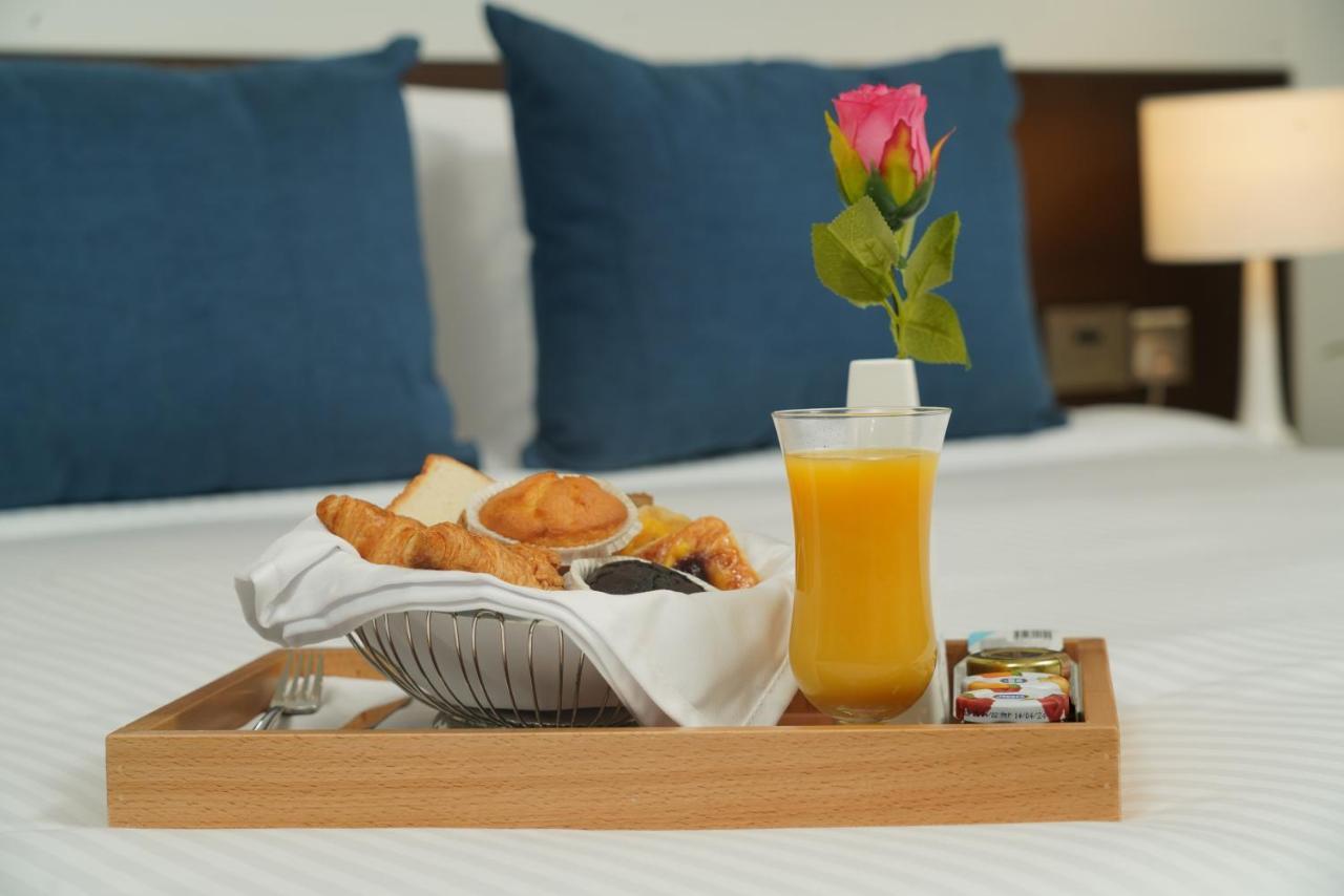 C - Hotel And Suites Доха Екстериор снимка