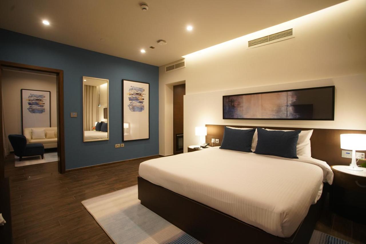 C - Hotel And Suites Доха Екстериор снимка