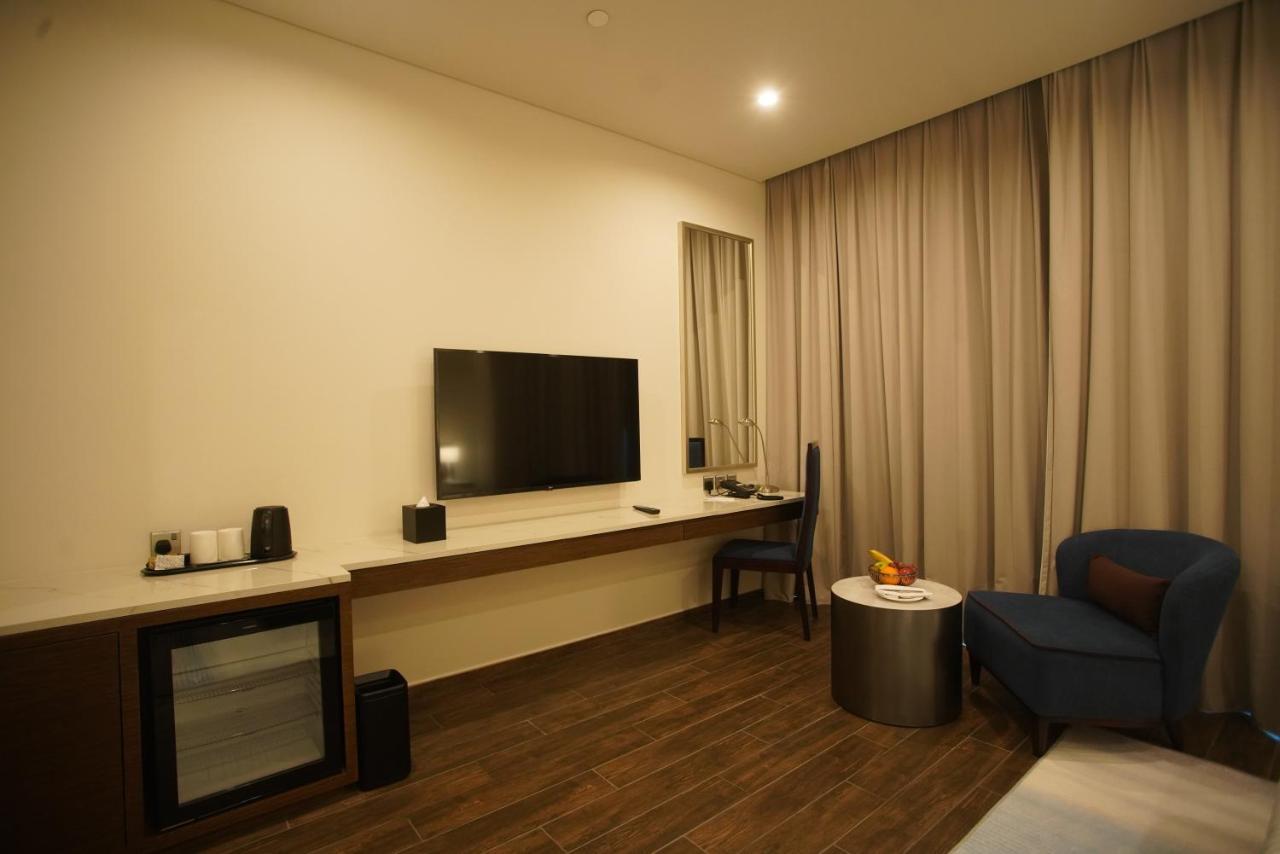 C - Hotel And Suites Доха Екстериор снимка