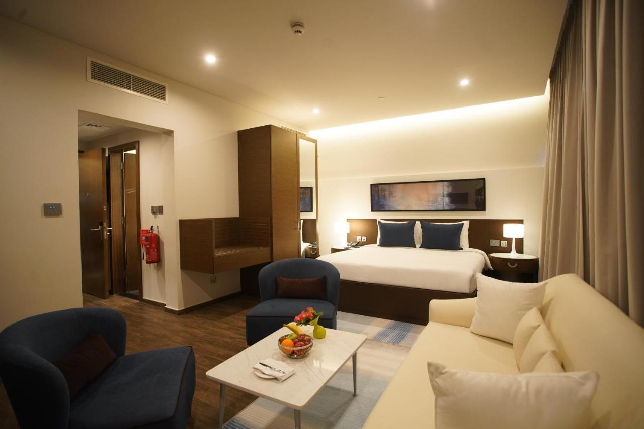 C - Hotel And Suites Доха Екстериор снимка