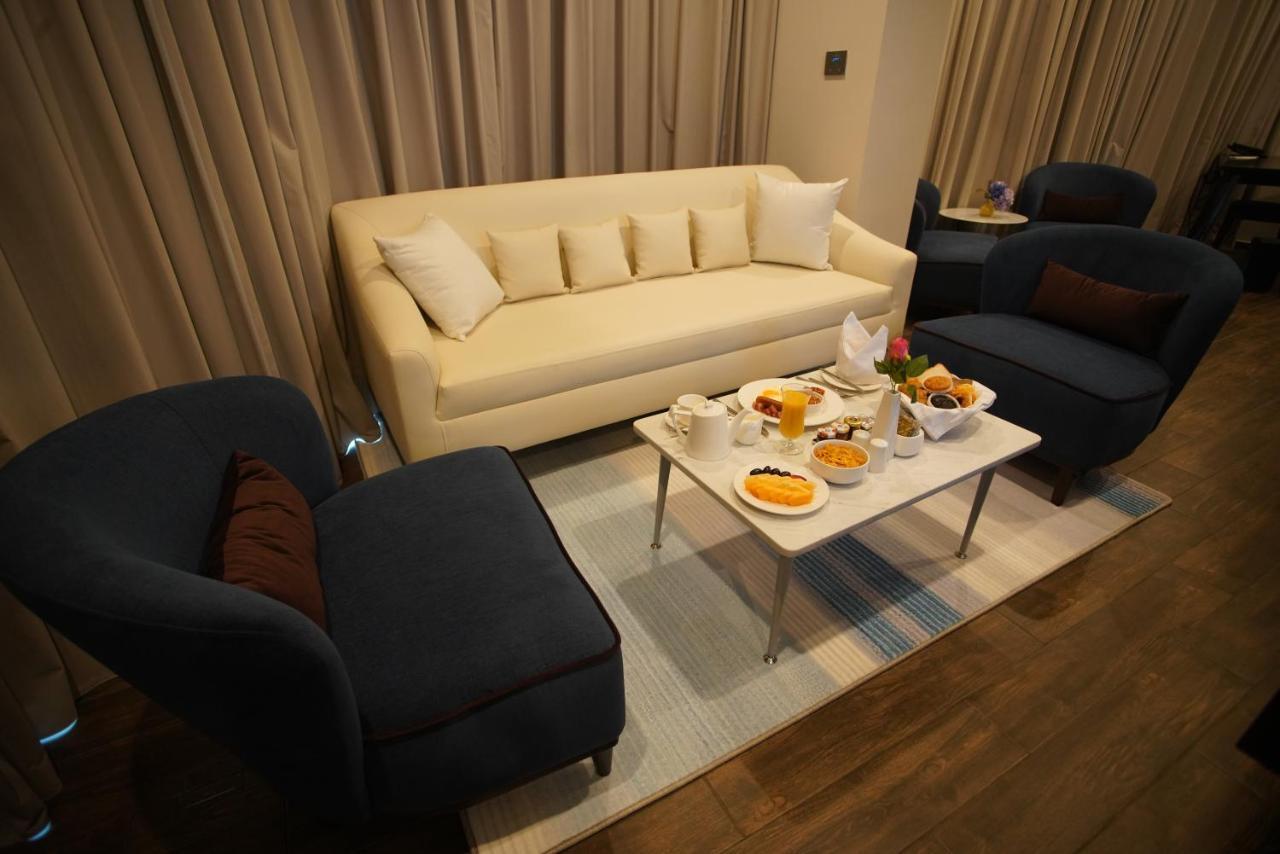 C - Hotel And Suites Доха Екстериор снимка