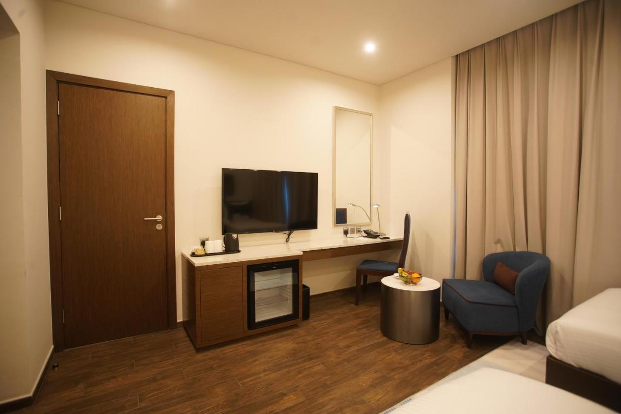 C - Hotel And Suites Доха Екстериор снимка