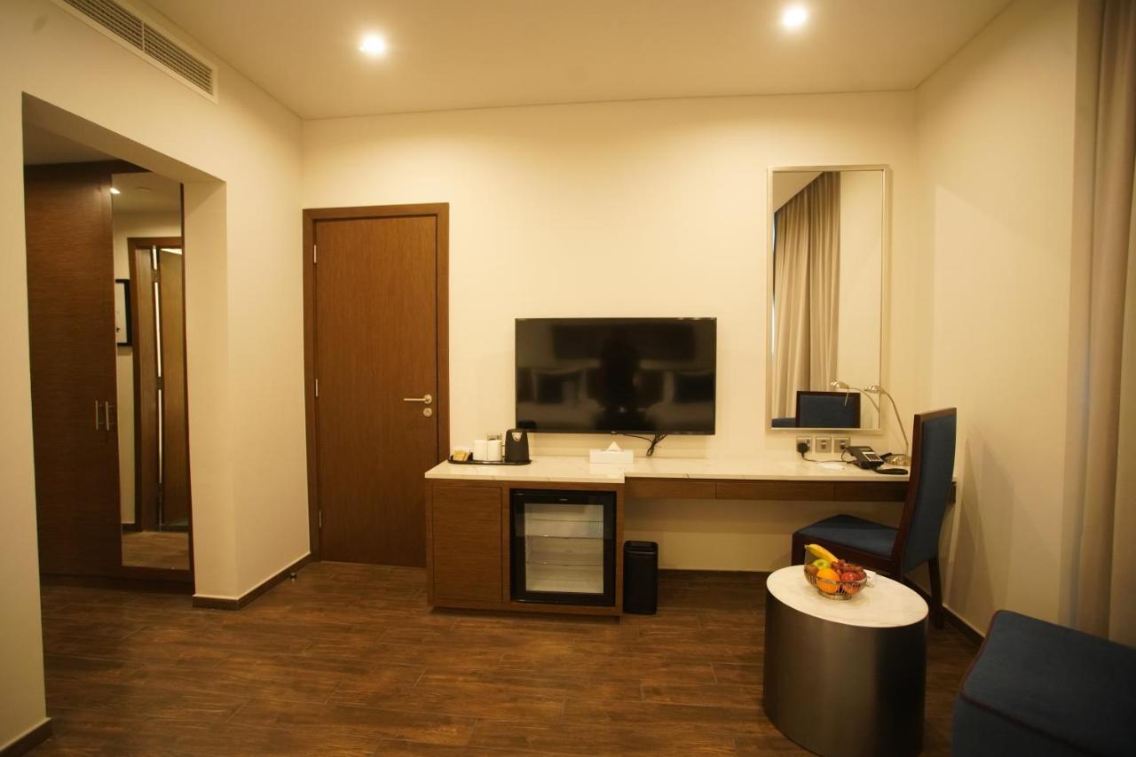 C - Hotel And Suites Доха Екстериор снимка