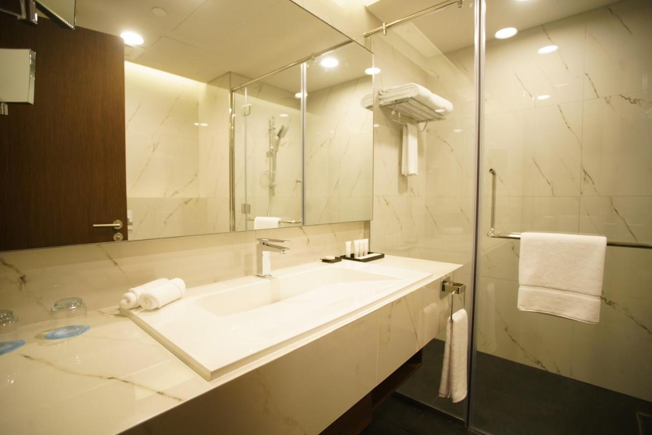 C - Hotel And Suites Доха Екстериор снимка