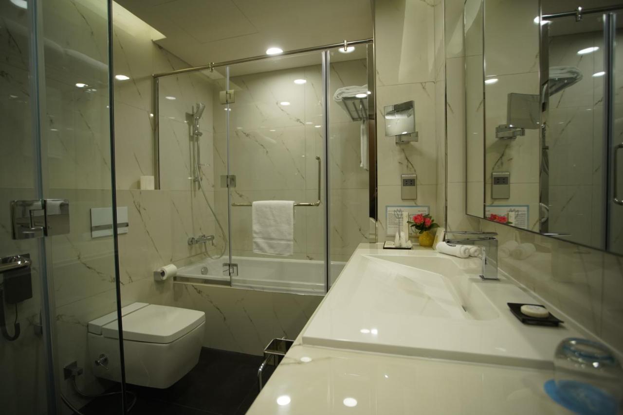 C - Hotel And Suites Доха Екстериор снимка