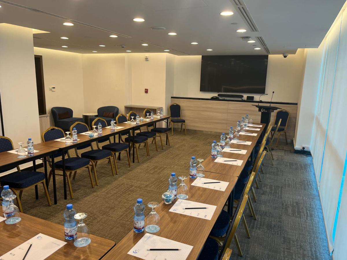 C - Hotel And Suites Доха Екстериор снимка