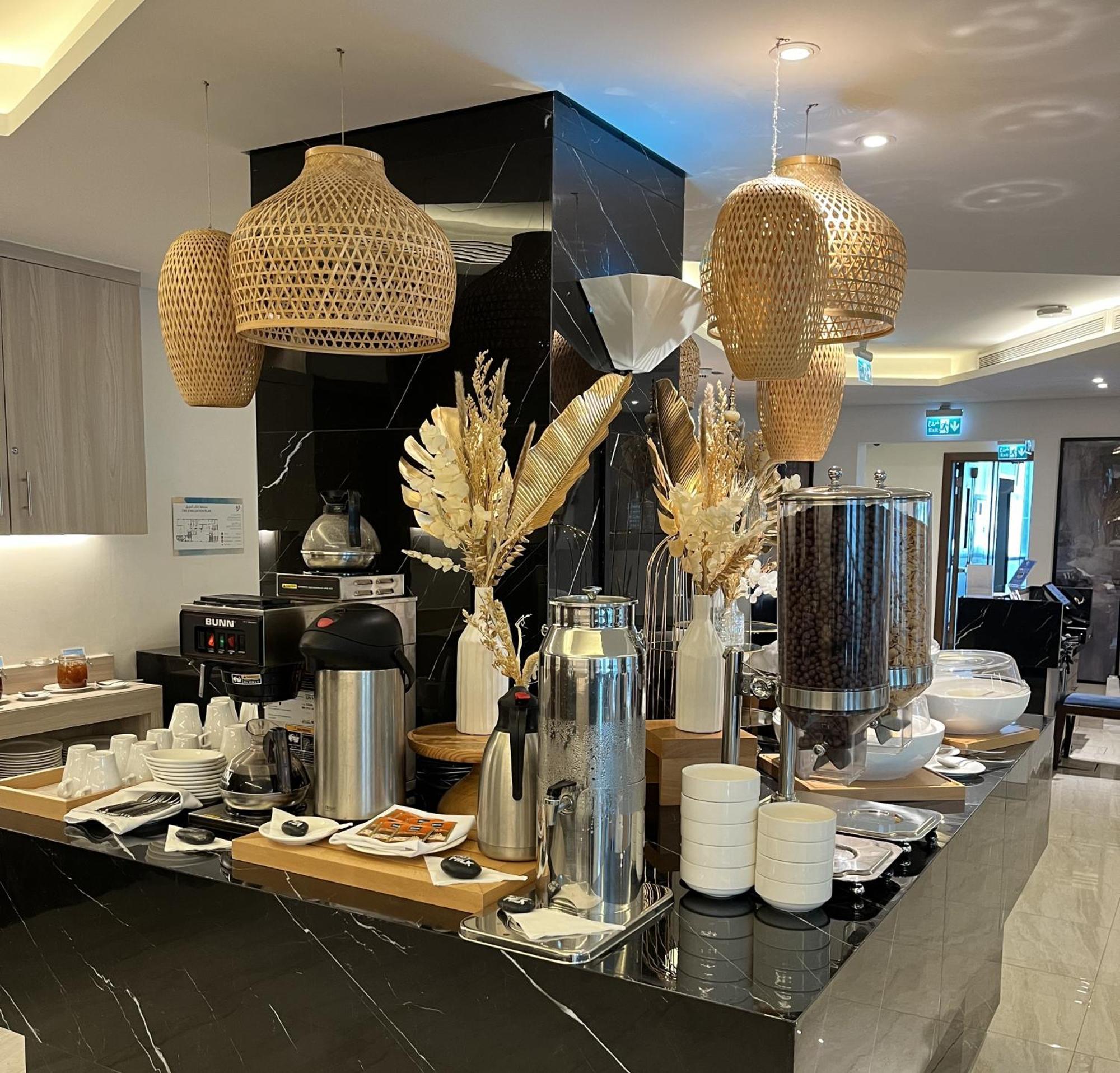 C - Hotel And Suites Доха Екстериор снимка