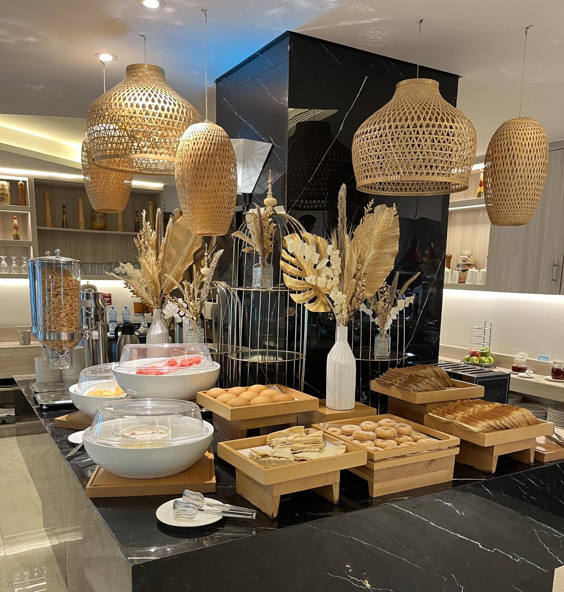 C - Hotel And Suites Доха Екстериор снимка